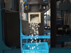 Ingenieur die een buis-ijsmachine in gebruik neemt