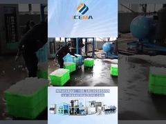 Buizen-ijsmachine in het midden van het uitdelen van ijs