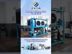 De blok-ijsmachine maakt ijs.