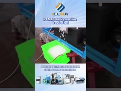 Buizen-ijsmachine in het midden van het uitdelen van ijs