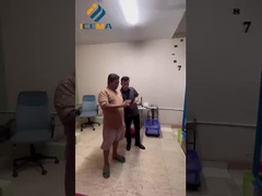 Ingenieurs reisden naar Indonesië om de ijsmachine voor de klant in gebruik te nemen